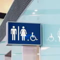 Dlaczego w Biedronce i Lidlu nie ma toalet dla klientów? Wreszcie ktoś zapytał o to rząd