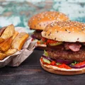 Hamburger wieprzowy z ajvarem