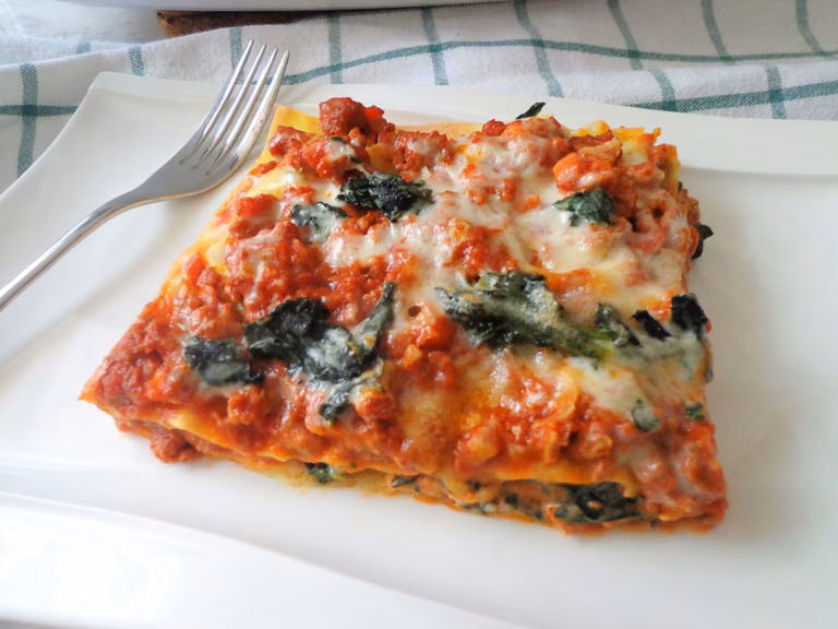 Lasagne z mięsnym ragù i jarmużem