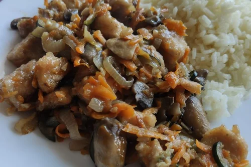 Kurczak po chińsku z pieczarkami i cukinią