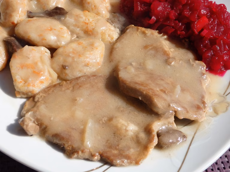 Karkówka duszona w sosie grzybowym