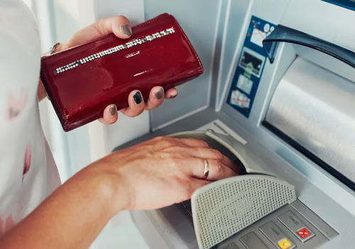 Problem z wypłatą gotówki. Bank wyjaśnia, jakie utrudnienia czekają na klientów!