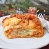 Tradycyjna włoska lasagne alla bolognese z domowym makaronem i sosem beszamelowym