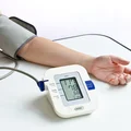 Jak prawidłowo zmierzyć ciśnienie? Sprawdź jakich błędów nie popełniać!