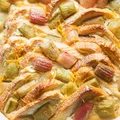Czerstwe kromki chleba zalewam jajeczną masą! Ten pieczony pudding z rabarbarem to mój popisowy deser!