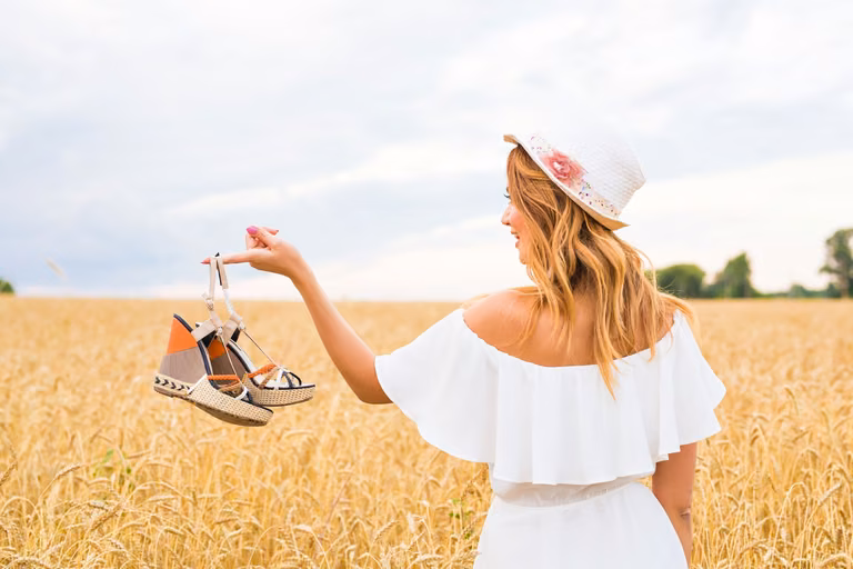 Espadryle na koturnie, czyli idealne obuwie do letnich outfitów