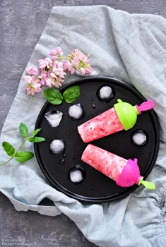 Lody truskawkowe z ciasteczkami
