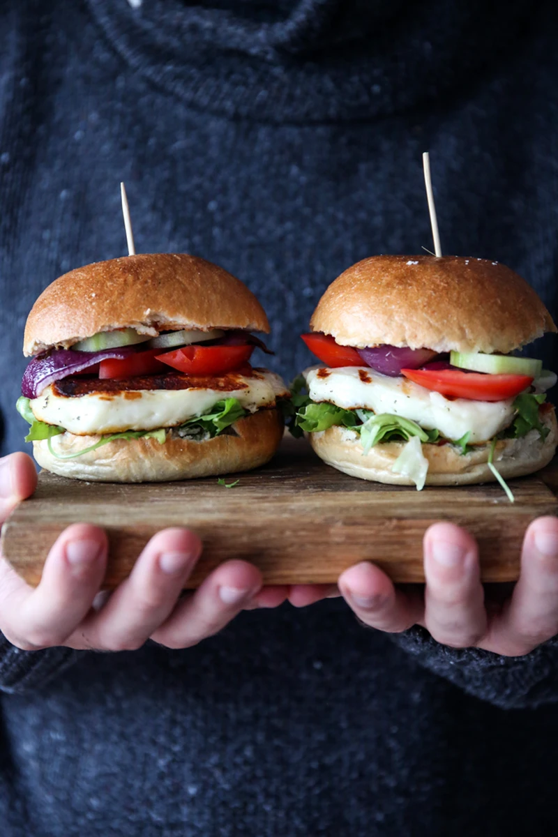 Burgery z grillowanym serem halloumi