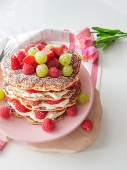 Torcik pancakes przekładany kremem z mascarpone i owocami