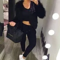 Krótki top, futerko- sportowa elegancja