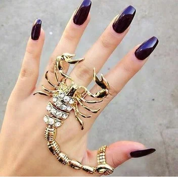 Skorpion jako pierścionek- mega!