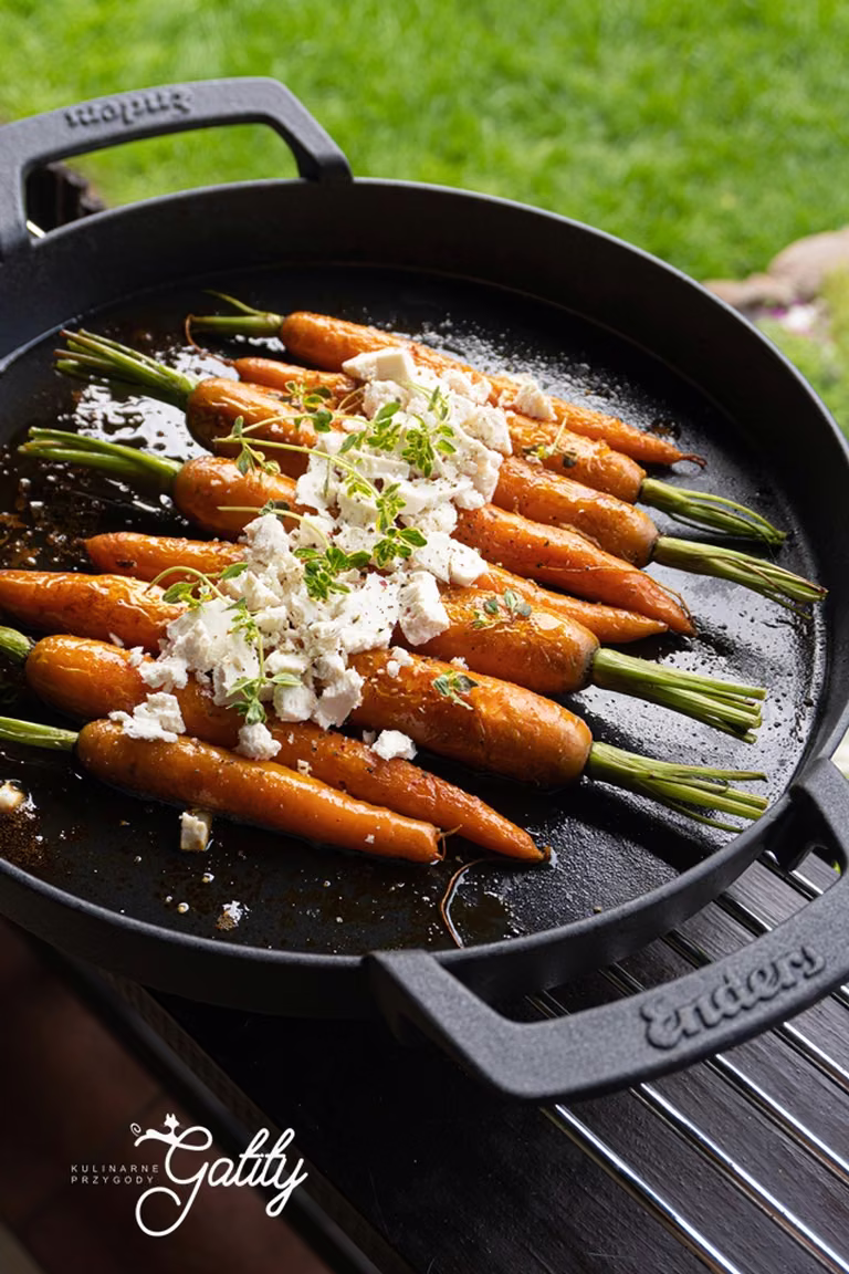 Grillowane karmelizowane marchewki z fetą