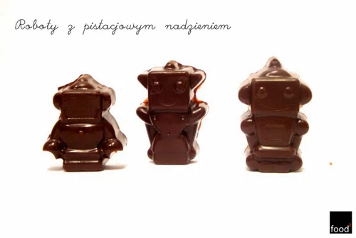 Czekoladki w kształcie robotów z pistacjowym nadzieniem