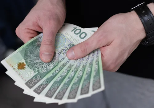 900 złotych do wypłaty w kwietniu! Pracodawca może wypłacić tym osobom nawet wyższy dodatek