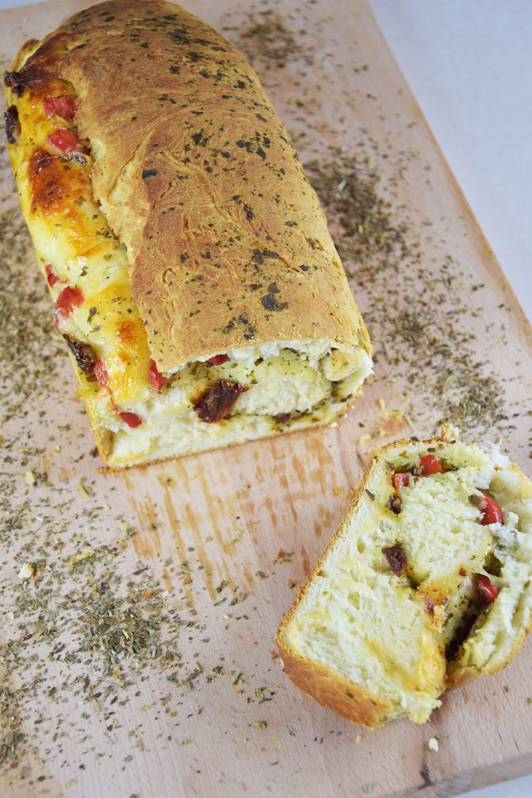 Hit imprezy - Serowy chlebek z pesto, suszonymi pomidorami!