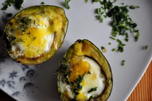 Jajko zapiekane w awokado – przepis na fit śniadanie