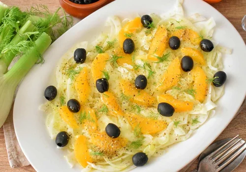 Sałatka po sycylijsku z fenkułem, pomarańczami i oliwkami