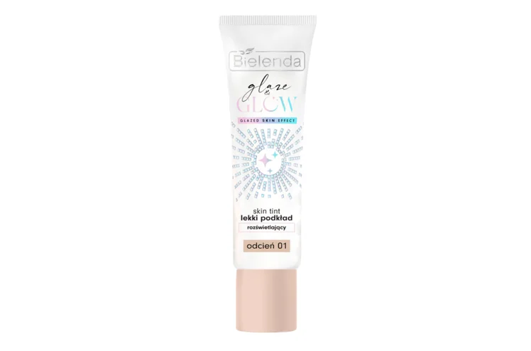 Zdjęcie Ten podkład z Rossmanna za 13 zł bosko zmiękcza i rozświetla cerę, ale bez brokatu! Może stać się nowym hitem Polek #2