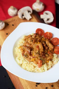 Soczysty kurczak w kremowym sosie z suszonymi pomidorami