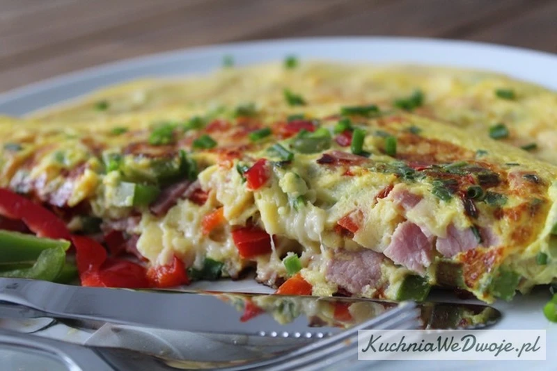Omlet na słono z papryką i szynką