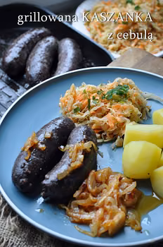 Kaszanka z grilla z cebulą z dodatkiem ketchupu