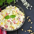 SAŁATKA Z MAKARONEM W KSZTAŁCIE RYŻU, ANANASEM I KUKURYDZĄ (296 KCAL)