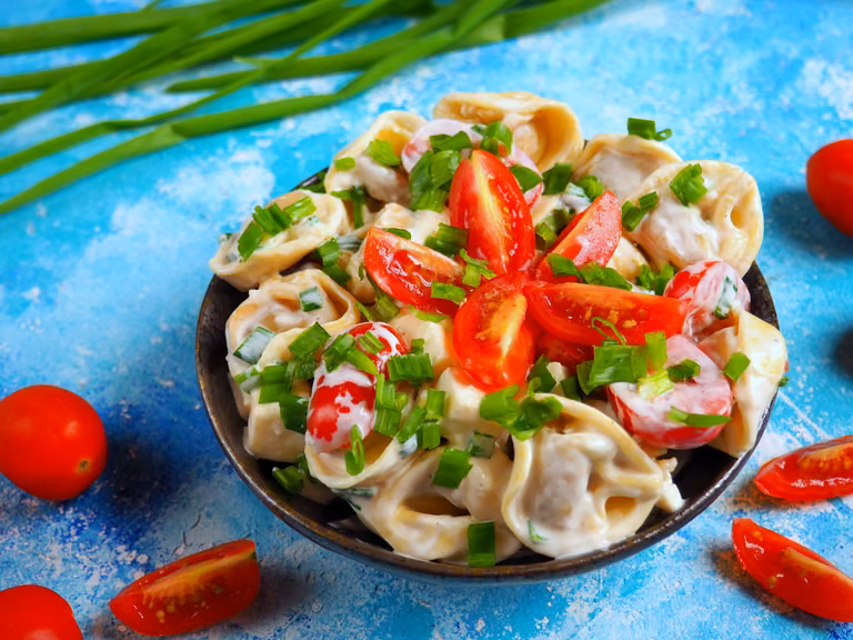 SAŁATKA Z TORTELLINI I POMIDORÓW