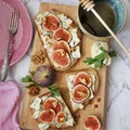 Kanapki z pleśniowym serem, figami, miodem i orzechami włoskimi
