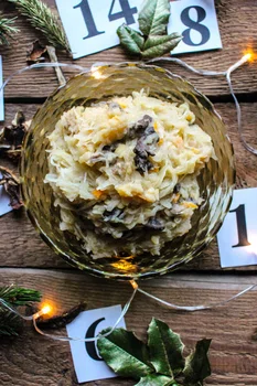 Wigilijny bigos. Kapusta z suszonymi grzybami i grochem łuskanym.