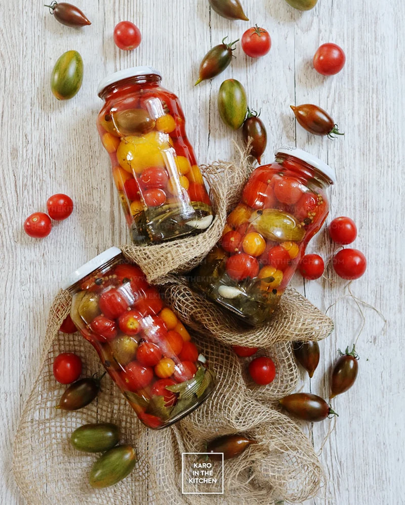 Pomidory w całości na zimę – w zalewie słodko-kwaśnej z ziołami | Karo in the Kitchen
