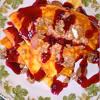 Puszysty omlet z musli w jagodowym sosie
