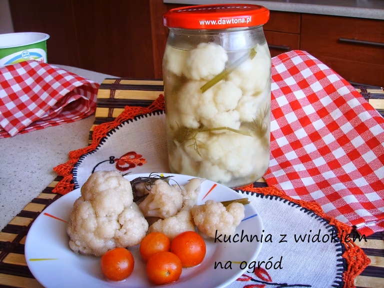 Kalafior kiszony w słoikach, smaczny i chrupiący. Domowe przetwory.