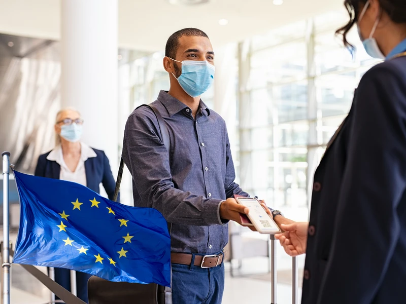 Europa zniesie obostrzenia w podróżowaniu? Zmiany od 1 lutego!