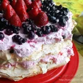 Tort bezowy malinowy