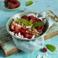 Jogurt z malinami i truskawkami, czyli zdrowe śniadanie
