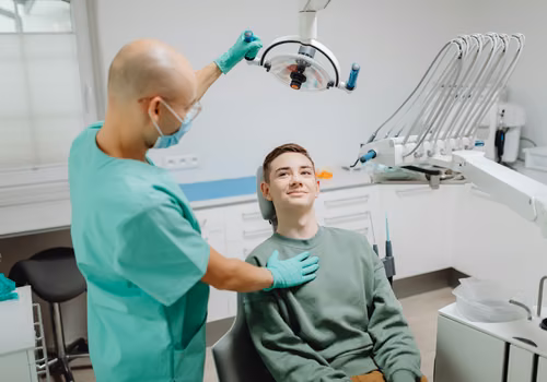 Leczenie u dentysty bez wysokich rachunków – jak działają kliniki uniwersyteckie?