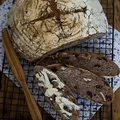 Chleb jesienny z orzechami, rodzynkami i żurawiną