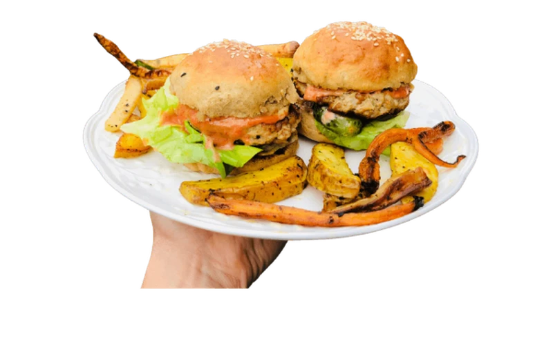 Burgery z orkiszu, indyka i cukinii