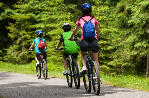 Obowiązkowe kaski na rowerze i hulajnodze! Będzie jeden wyjątek - te osoby nie będą musiały go zakładać