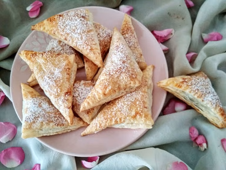 Trójkąciki z ciasta francuskiego z nutellą