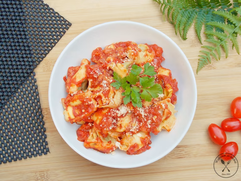 Tortellini zapiekane w sosie pomidorowym