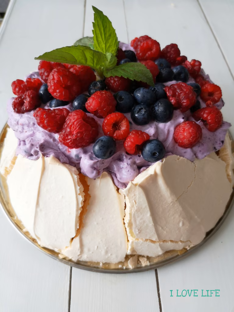 Pavlova z masą jagodową
