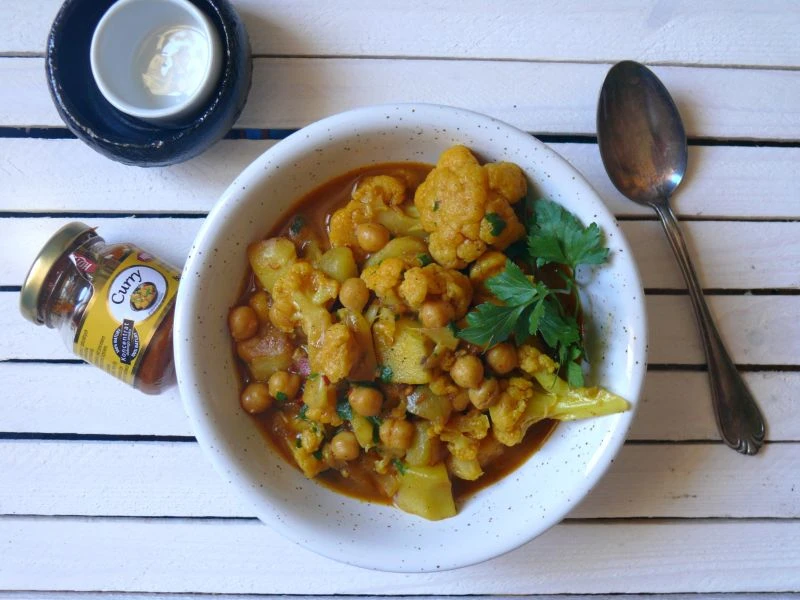 TEST PASTY CURRY HOTZ Z PRZEPISEM NA WEGAŃSKIE CURRY Z KALAFIOREM, ZIEMNIAKAMI I CIECIORKĄ
