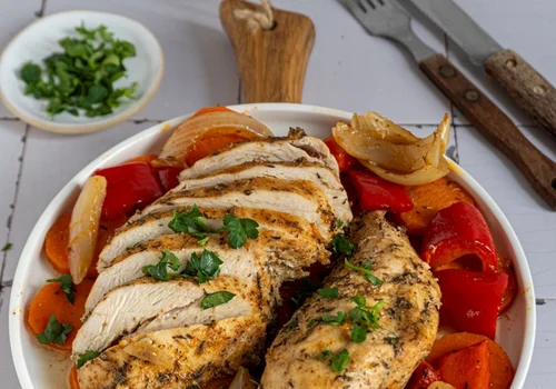 Piersi z kurczaka z warzywami pieczone w rękawie