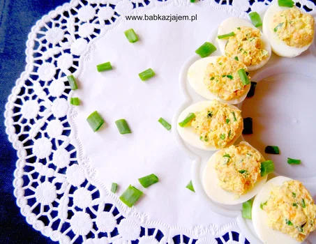 Faszerowane jajka wędzonym łososiem i szczypiorkiem