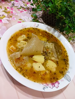 Zupa z kiszonej kapusty z cebulą