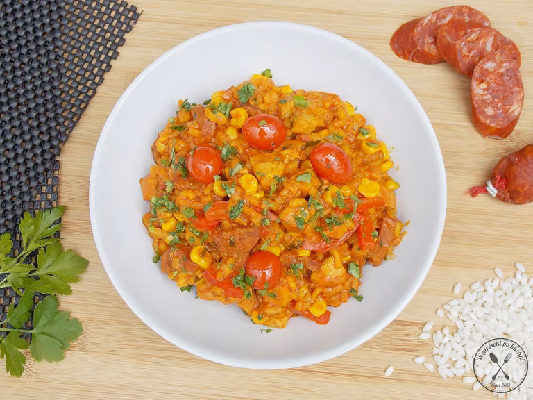 Paella z chorizo i kurczakiem