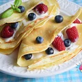Naleśniki z serkiem mascarpone, borówką i maliną