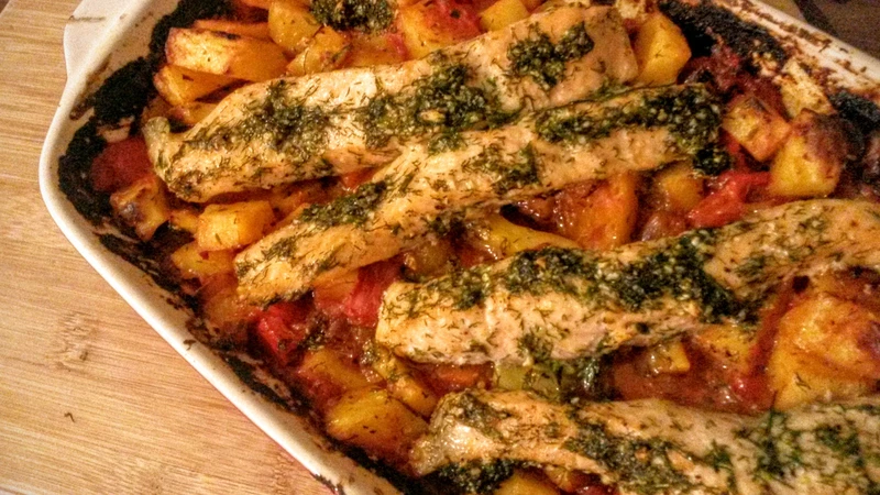 Łosoś w koperkowym pesto z pieczonymi warzywami