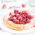 Omlet na słodko z dżemem i malinami